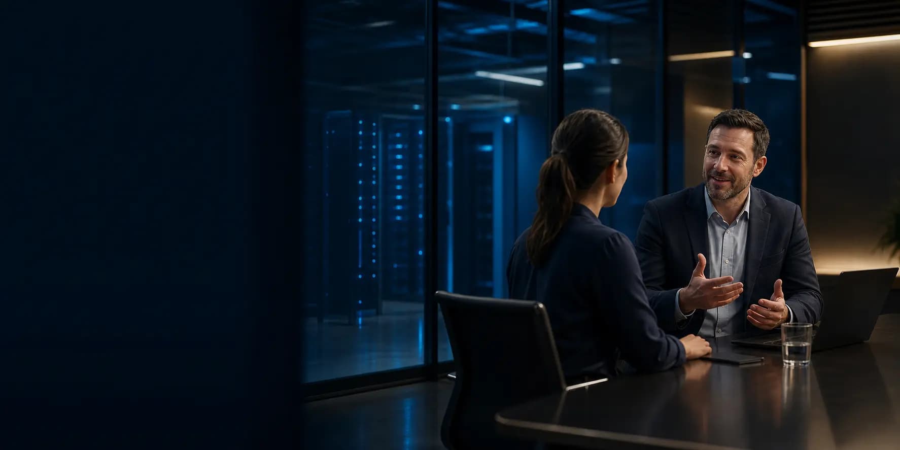 Consultor de tecnologia conversando com cliente em ambiente corporativo